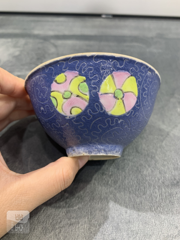 清乾隆蓝地轧道粉彩皮球花卉纹茶园 - 图3